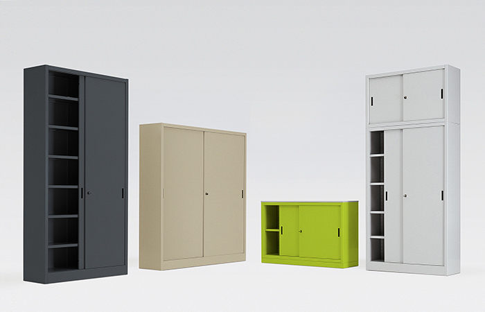 Quattro armadi metallici di diverse dimensioni e colori (grigio, beige, verde) su sfondo bianco, utilizzati per l'archiviazione.