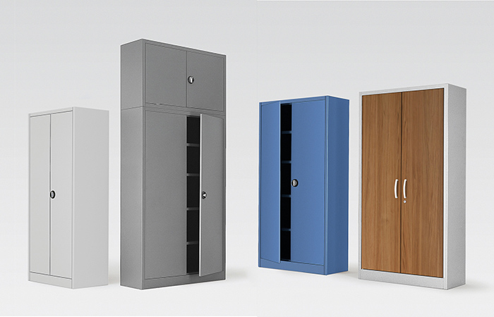 Immagine di tre armadietti di colori grigio, blu e marrone con finestre di vetro nero sulla parte frontale.