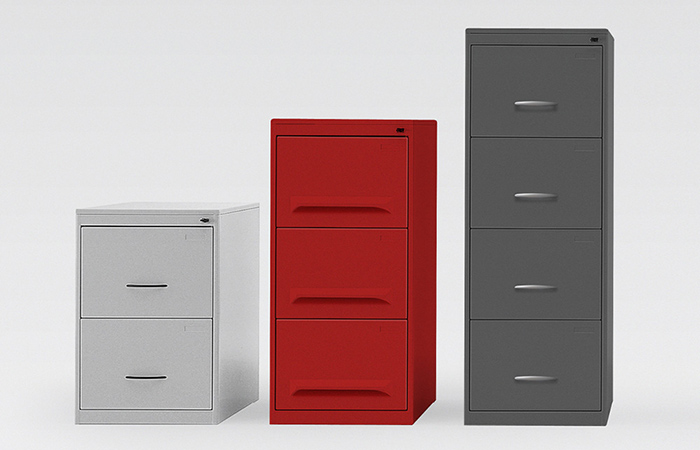 Tre diversi armadietti metallici per ufficio, uno bianco, uno rosso e uno grigio scuro, con vari cassetti.