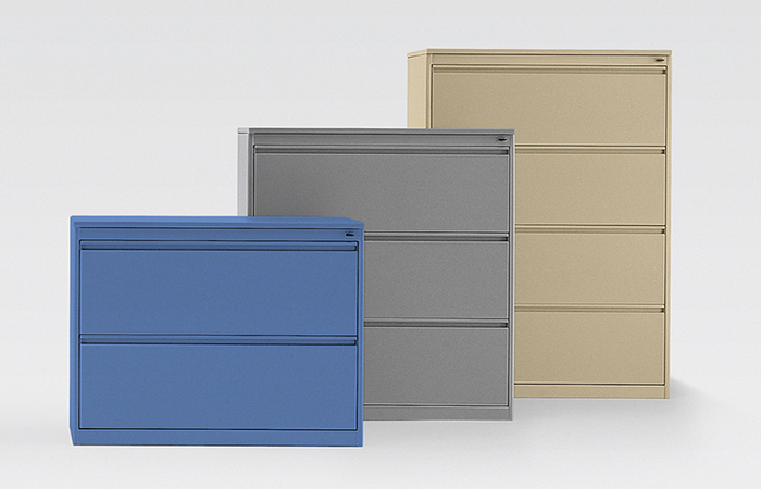 Tre classificatori di documenti con quattro cassetti di colori blu, grigio e beige, in una disposizione allineata.