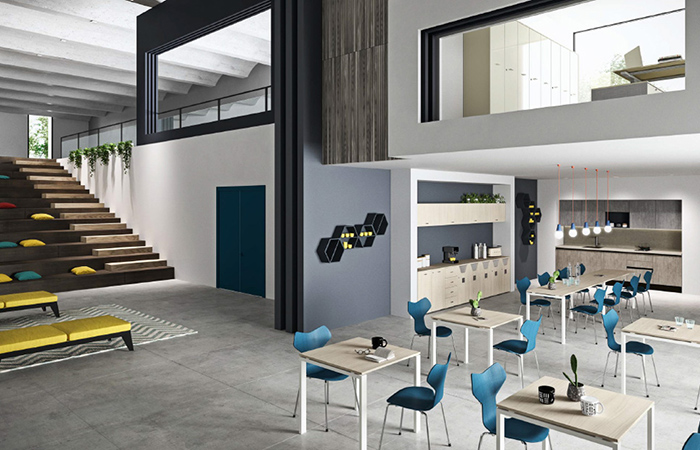 Spazioso e moderno spazio ufficio con arredamento contemporaneo, scrivanie, sedie blu e decorazioni artistiche alle pareti.